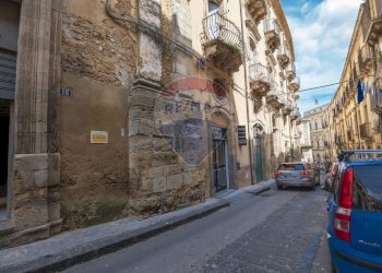 Edificio all\'aperto - Locale Commerciale VIA SAN BONAVENTURA
 
18, Caltagirone - foto 1