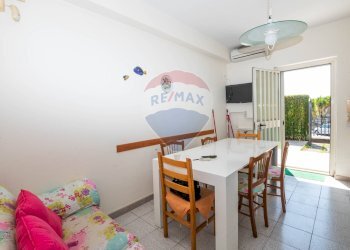 Sala da pranzo - Villa a Schiera via pietralonga
 
18, Mascali - foto 7