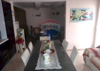 Sala da pranzo - Casa indipendente via Vittorio Emanuele
 
160, Santa Maria di Licodia - foto 2