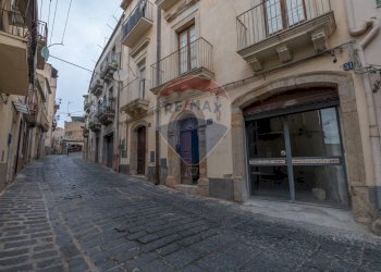 Edificio all\'aperto - Laboratorio via stella
 
51, Caltagirone - foto 3