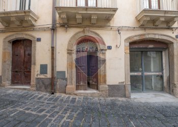 Edificio all\'aperto - Laboratorio via stella
 
51, Caltagirone - foto 32