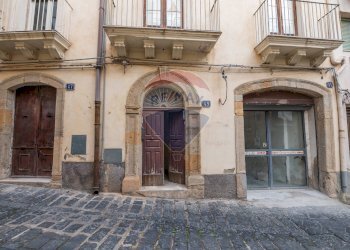 Edificio all\'aperto - Laboratorio via stella
 
51, Caltagirone - foto 34