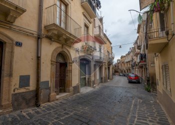 Edificio all\'aperto - Laboratorio via stella
 
51, Caltagirone - foto 4