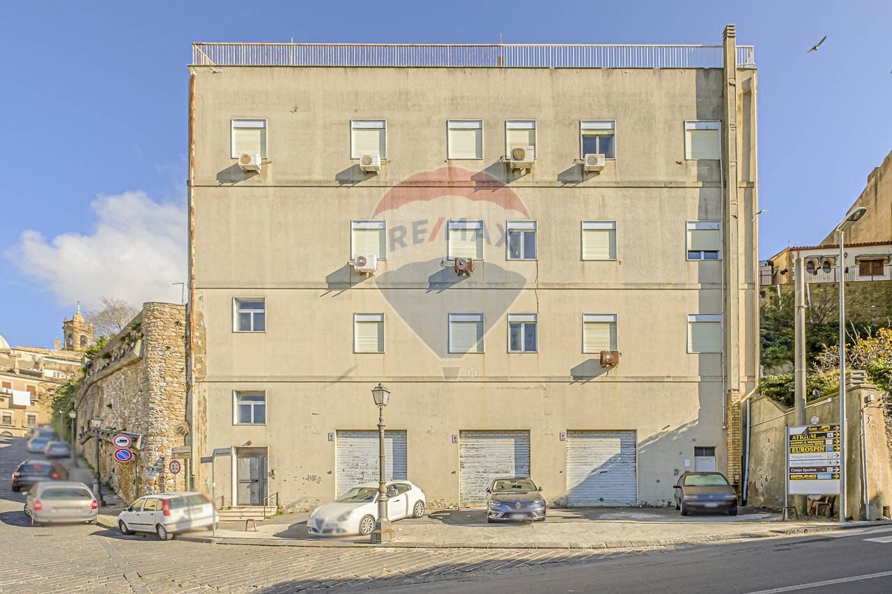 Edificio all\'aperto - Locale Commerciale Via Porta del Vento
 
34, Caltagirone - foto 3