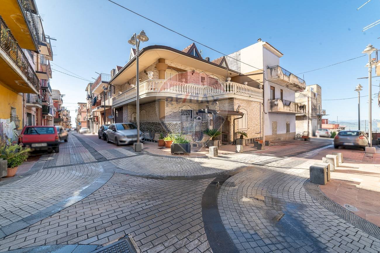 Edificio all\'aperto - Villa Via Galileo Galilei
 
19, Adrano - foto 1