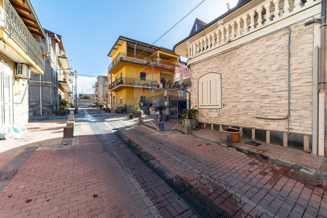 Edificio all\'aperto - Villa Via Galileo Galilei
 
19, Adrano - foto 2