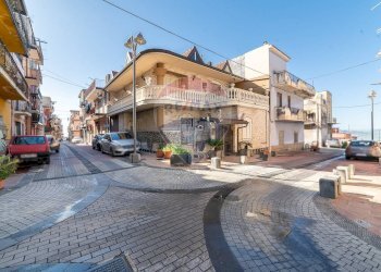 Edificio all\'aperto - Villa Via Galileo Galilei
 
19, Adrano - foto 1