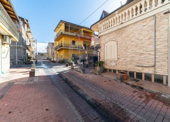 Edificio all\'aperto - Villa Via Galileo Galilei
 
19, Adrano - foto 2