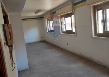 Stanza vuota - Locale Commerciale Via francesco Baracca
 
5-7, Paterno - foto 5