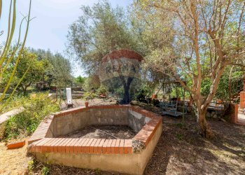 Giardino - Villa C.da Cozzo Telegrafo / SP57 per Brucoli
 
snc, Augusta - foto 30