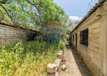 Giardino - Villa C.da Cozzo Telegrafo / SP57 per Brucoli
 
snc, Augusta - foto 57