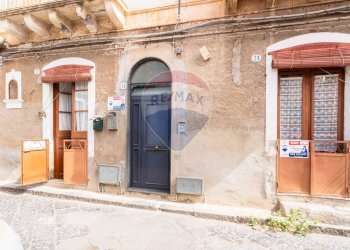 Edificio all\'aperto - Casa indipendente Via Fratelli Giuffrida Lo Jacono
 
28, Catania - foto 1