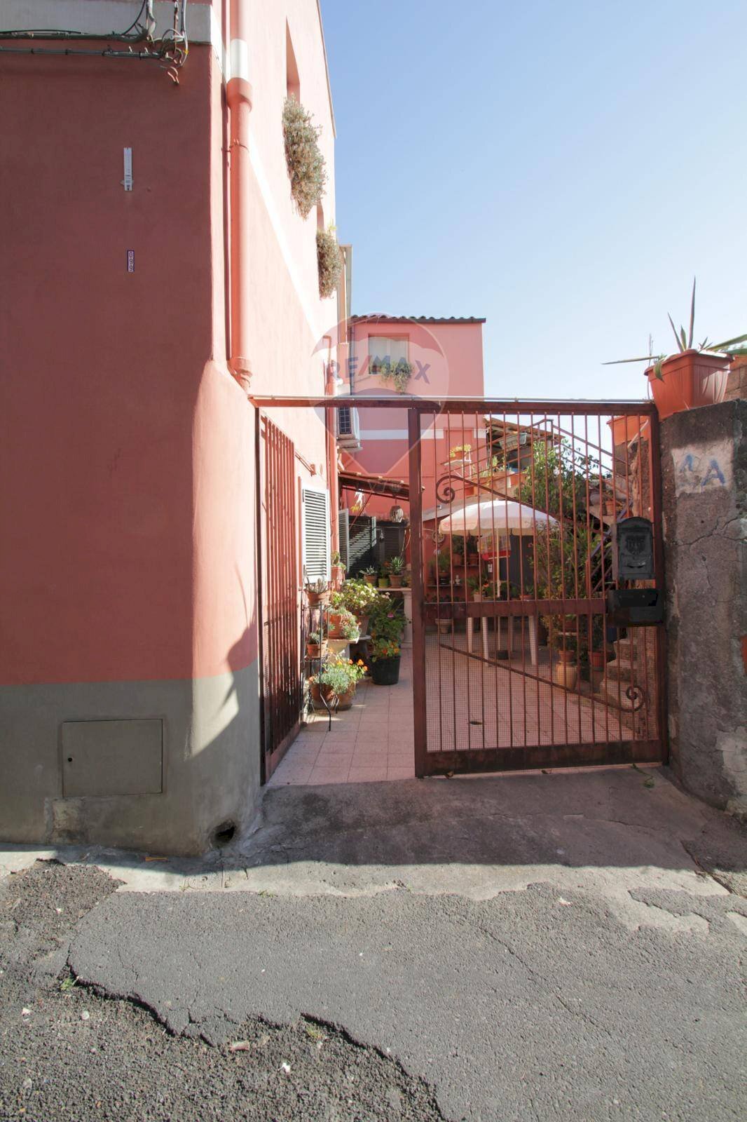 Edificio all\'aperto - Casa indipendente Piazza Chiesa Madre
5, Catania - foto 2