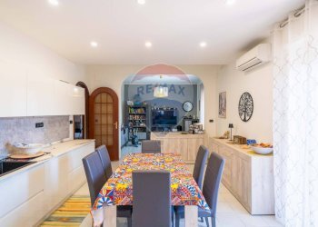 Sala da pranzo - Casa semi indipendente Via Iacopo da Lentini
 
22, Mascalucia - foto 2