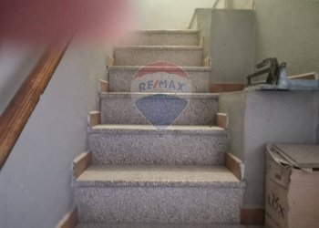 scala che porta al piano superiore - Casa semi indipendente VIA 4 NOVEMBRE
 
25, Lentini - foto 9