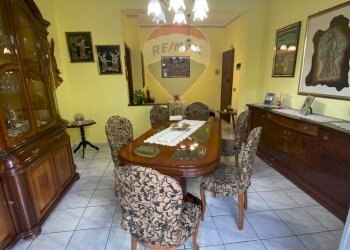 Sala da pranzo - Appartamento piazza Europa
 
5, Aci Sant'Antonio - foto 1