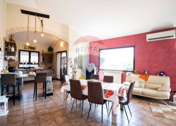 Sala da pranzo - Villa via Silvio Pellico
 
34, Aci Sant'Antonio - foto 10