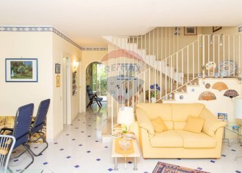 Sala da pranzo - Villa a Schiera Via Don Luigi Sturzo
 
8, Giardini-Naxos - foto 4