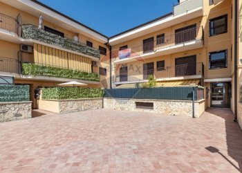 Edificio all\'aperto - Bilocale Via Piano Tavola (ex strada provinciale 229)
 
snc, Motta Sant'Anastasia - foto 3