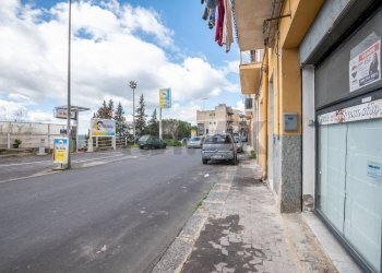 Edificio all\'aperto - Commercial Premises Via Stazione Isolamento
 
82, Caltagirone - photo 1