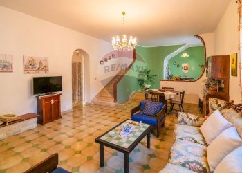 Sala da pranzo - Villa C.DA SCOLARO CISTERNE
 
snc, Adrano - foto 20