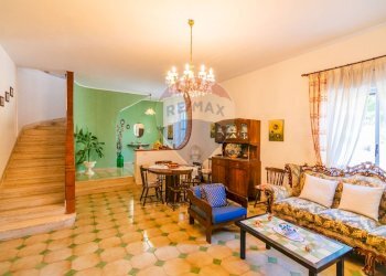 Sala da pranzo - Villa C.DA SCOLARO CISTERNE
 
snc, Adrano - foto 21