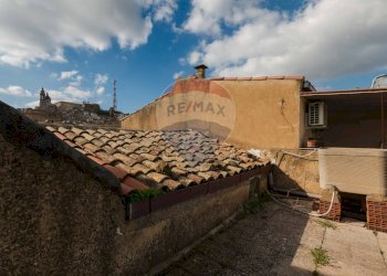 Vista delle montagne - Casa indipendente Via La Mendola
 
26, Caltagirone - foto 3