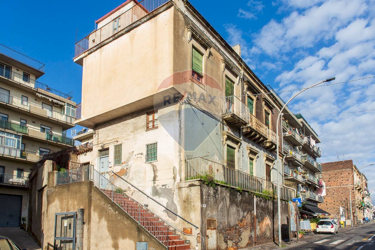 Edificio all\'aperto - Trilocale Via Acquicella
 
44, Catania - foto 2