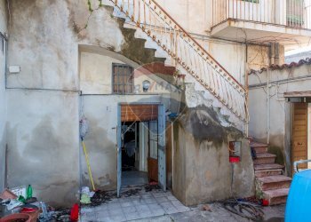 Scale - Trilocale Via Acquicella
 
44, Catania - foto 5