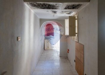 Hall / corridoio - Trilocale Via Acquicella
 
44, Catania - foto 9