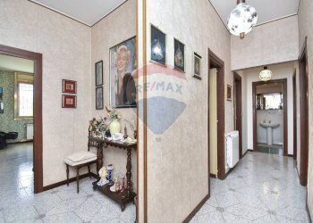 Hall / corridoio - Quadrilocale Viale Castagnola
 
16, Catania - foto 12