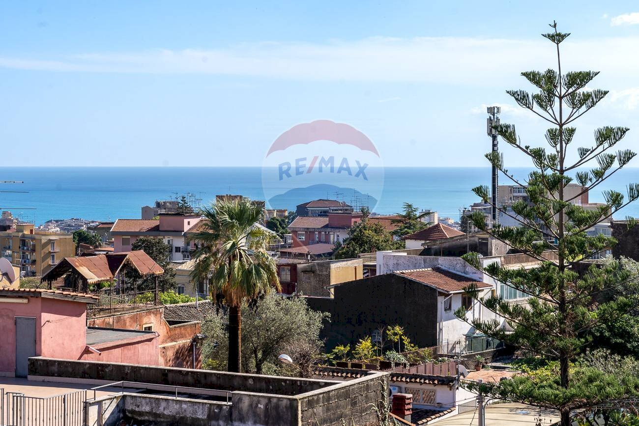 Vista dell\'acqua - Quadrilocale Via Pietro De Logu
 
27, Catania - foto 1