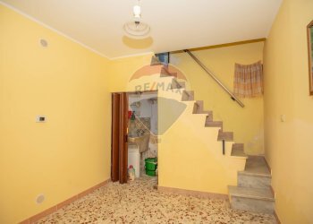 Scale - Casa indipendente Via Santa Croce
 
34, Mineo - foto 4