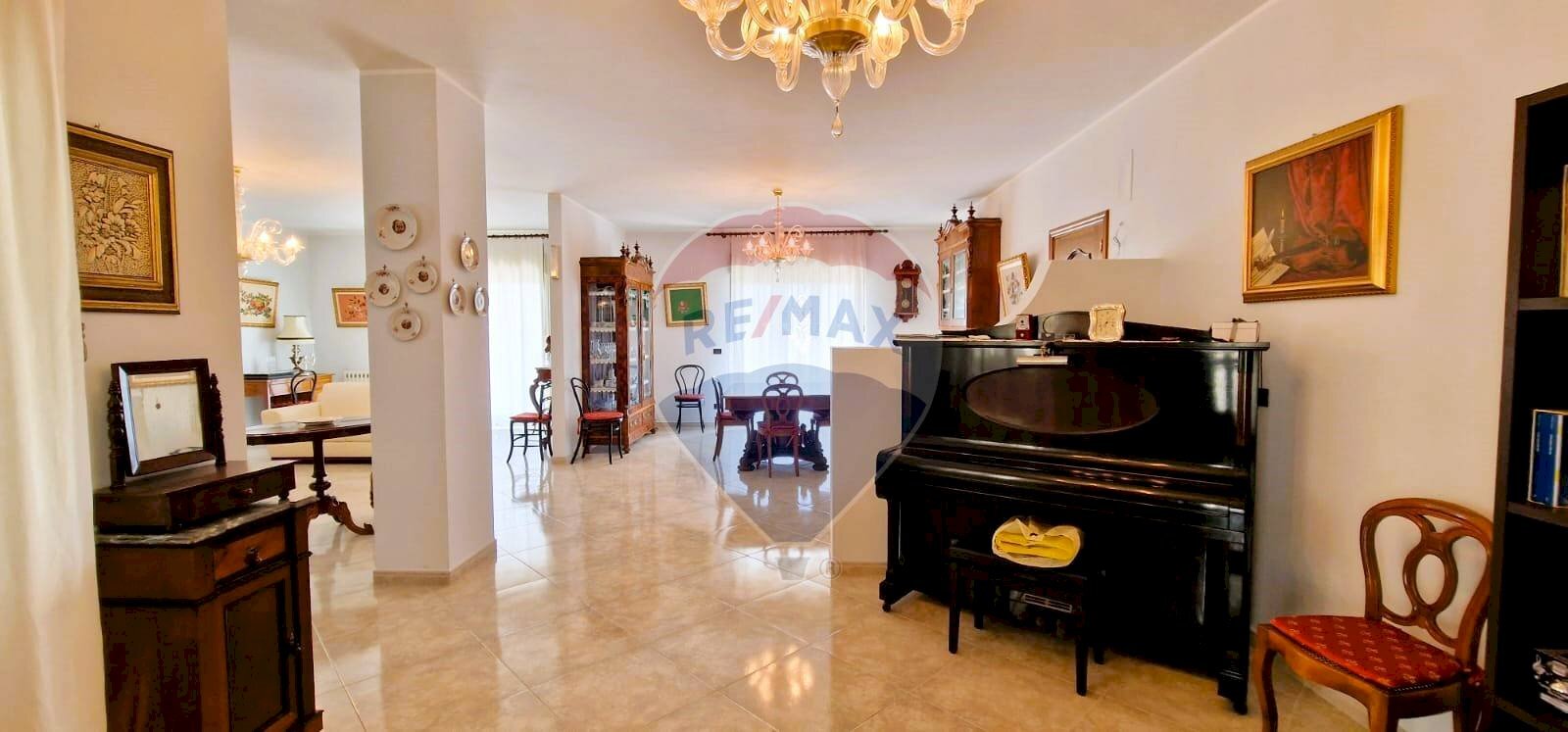 Soggiorno - Villa VIA FILIPPO MEDA
 
77, Giarre - foto 1