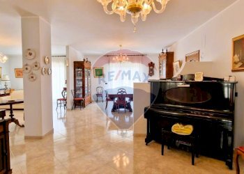 Soggiorno - Villa VIA FILIPPO MEDA
 
77, Giarre - foto 1