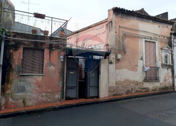 Edificio all\'aperto - Casa indipendente Via IV Novembre
 
85, Aci Catena - foto 1