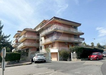 Edificio all\'aperto - Bilocale Via Dafni
 
6, Aci Catena - foto 1