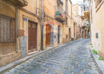 Edificio all\'aperto - Casa indipendente Via Cappuccini
 
40/44, Caltagirone - foto 1