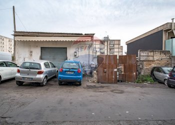 Edificio all\'aperto - Locale Commerciale Via Fratelli Bandiera
10, Catania - foto 1