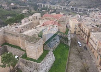 Edificio all\'aperto - Castle piazza castello
 
1, Piazza Armerina - photo 33