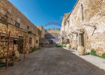 Edificio all\'aperto - Castle piazza castello
 
1, Piazza Armerina - photo 47