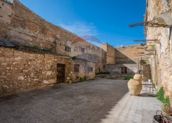 Edificio all\'aperto - Castle piazza castello
 
1, Piazza Armerina - photo 48