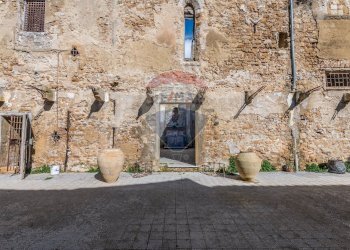 Edificio all\'aperto - Castle piazza castello
 
1, Piazza Armerina - photo 59