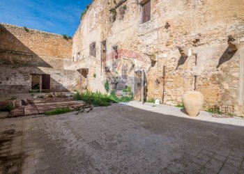 Edificio all\'aperto - Castle piazza castello
 
1, Piazza Armerina - photo 61