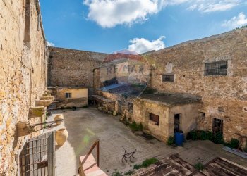 Edificio all\'aperto - Castle piazza castello
 
1, Piazza Armerina - photo 65