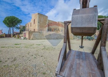 Edificio all\'aperto - Castle piazza castello
 
1, Piazza Armerina - photo 84