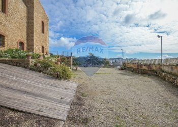 Edificio all\'aperto - Castle piazza castello
 
1, Piazza Armerina - photo 94