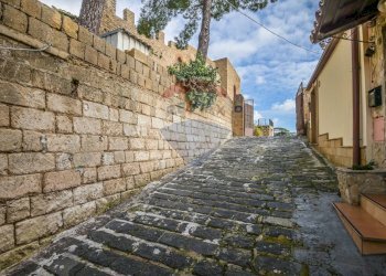 Edificio all\'aperto - Castle piazza castello
 
1, Piazza Armerina - photo 99