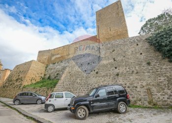 Edificio all\'aperto - Castle piazza castello
 
1, Piazza Armerina - photo 100