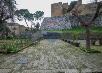 Giardino - Castle piazza castello
 
1, Piazza Armerina - photo 103